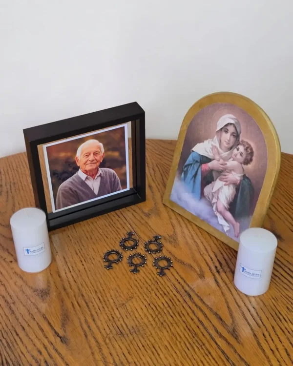 Caja Ofrenda con cuadro foto, cirios, atril Virgen y denarios María Ayuda