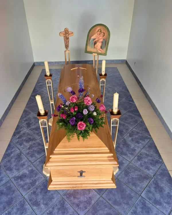 Urna Modelo Gran Canciller Madera Castaño con arreglo cubre urna, vista frontal - Servicio Ofrenda, Funeraria María Ayuda