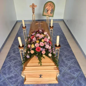 Urna Modelo Gran Canciller Madera Castaño con arreglo cubre urna - Servicio Ofrenda, Funeraria María Ayuda