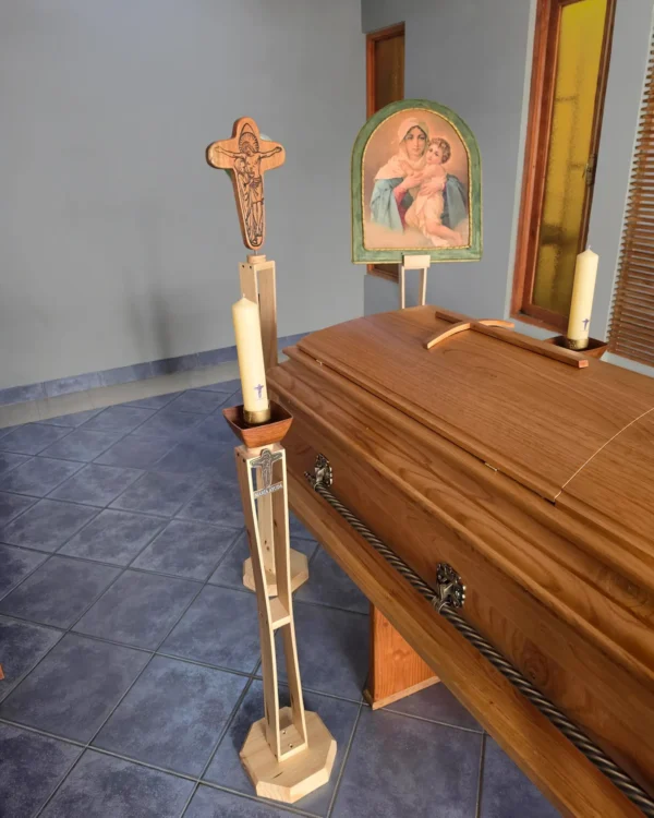 Urna Modelo Gran Canciller Madera Castaño, vista de detalle - Servicio Ofrenda, Funeraria María Ayuda