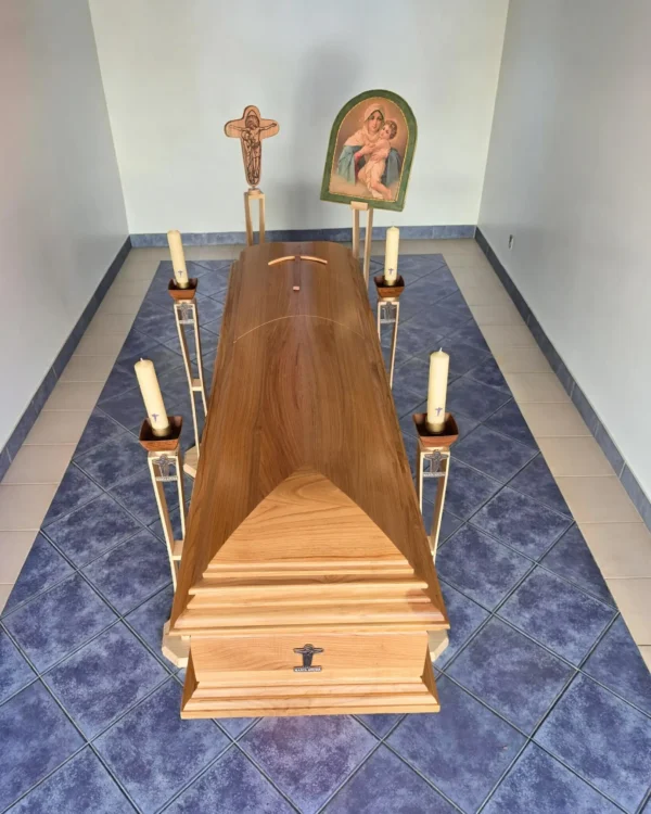 Urna Modelo Gran Canciller Madera Castaño sin arreglo floral - Servicio Ofrenda, Funeraria María Ayuda