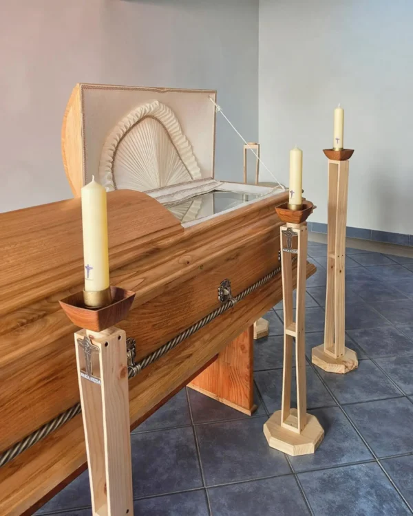 Urna Modelo Gran Canciller Madera Castaño con tapa abierta - Servicio Ofrenda, Funeraria María Ayuda