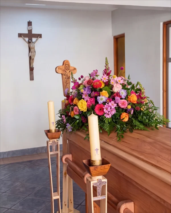 Urna Modelo Española Lenga Natural con arreglo cubre urna, vista lateral - Funeraria María Ayuda