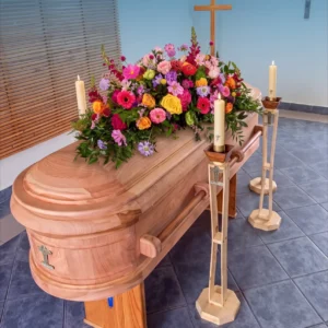 Urna Modelo Española Lenga Natural con arreglo cubre urna - Servicio Ofrenda, Funeraria María Ayuda