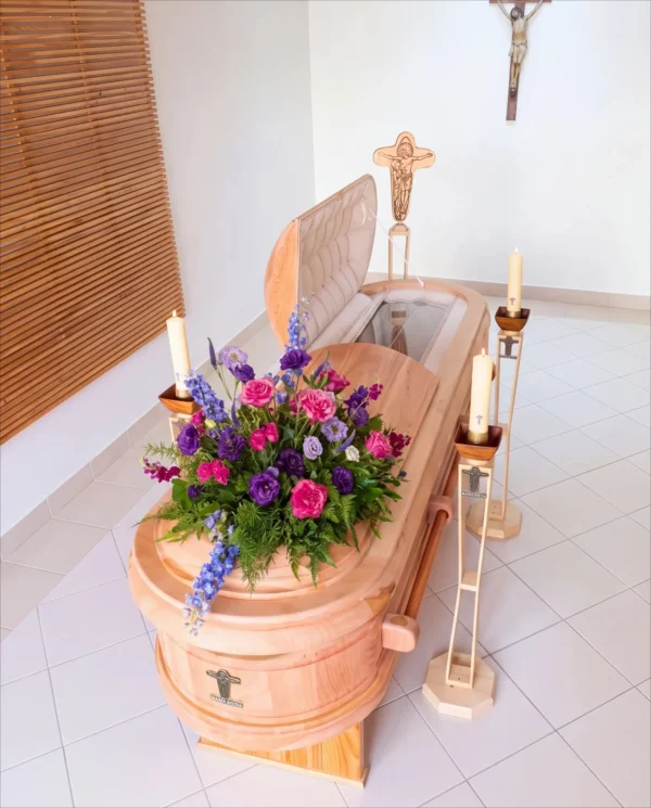 Urna Modelo Española Lenga Natural con arreglo pie de urna y urna abierta - Servicio Ofrenda Especial