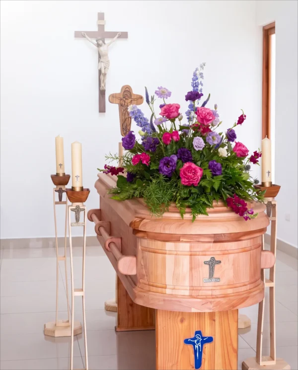 Urna Modelo Española Lenga Natural con arreglo pie de urna - Servicio Ofrenda Especial