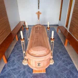 Urna Modelo Española Lenga Natural sin arreglo floral - Servicio Ofrenda, Funeraria María Ayuda