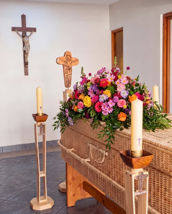 Urna Modelo Lincon Mimbre Natural con arreglo cubre urna en capilla ardiente - Funeraria María Ayuda