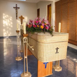 Urna Modelo Lincon Mimbre Natural con arreglo cubre urna - Servicio Ofrenda, Funeraria María Ayuda